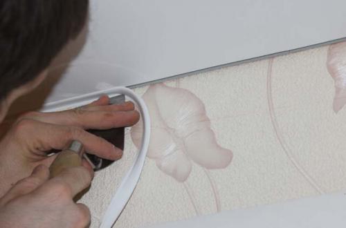 Как приклеить потолочный плинтус к натяжному потолку.. Установка плинтуса для натяжного потолка 09 Как приклеить потолочный плинтус к натяжному потолку.. Установка плинтуса для натяжного потолка 09