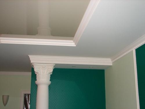 Широкий плинтус для натяжного потолка. Материал плинтусов для натяжных потолков