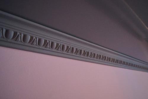 Галтели из пенопласта. Материалы потолочных плинтусов