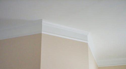 Как приклеить потолочный плинтус и чем. Как клеить потолочный плинтус: советы и инструкция для «чайников»