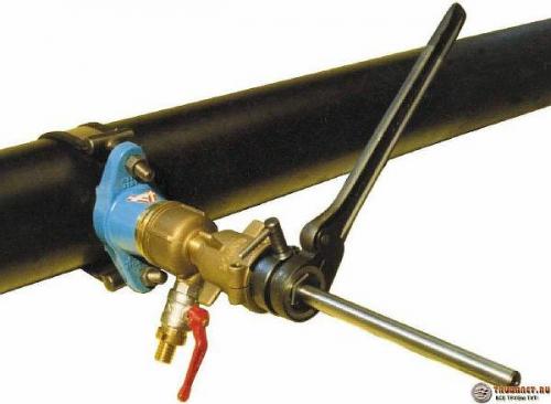 Как врезать кран в пластиковую трубу под давлением. Приспособление для врезки в водопровод под давлением