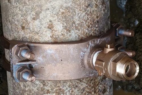 Врезка хомут в металлическую трубу. Разновидности хомутов