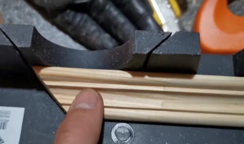 Как клеить потолочный плинтус в углах. Какие бывают плинтуса