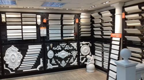 Приклеить потолочный плинтус из пенопласта. Основные способы монтажа галтелей 02