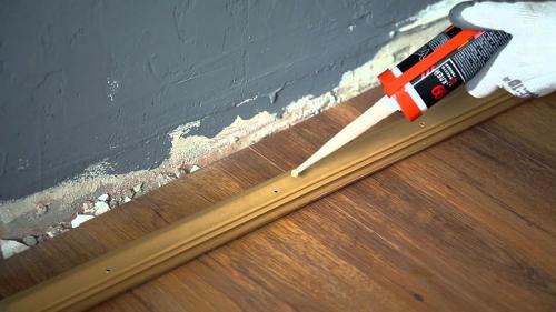 Как клеить плинтуса на пол. Плюсы и минусы плинтусов на клее