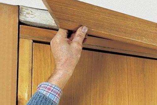 Установка наличников на неровные стены. Как установить дверные наличники если стены кривые