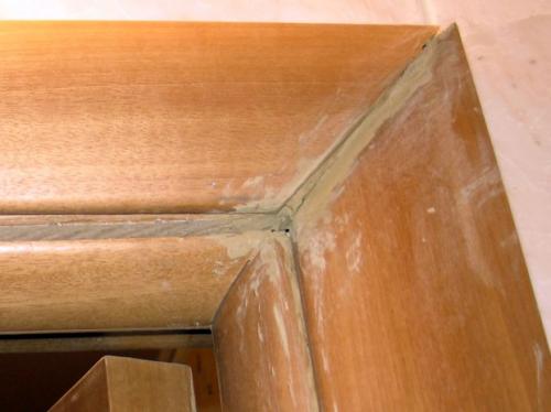 Установка наличников на неровные стены. Как установить дверные наличники если стены кривые