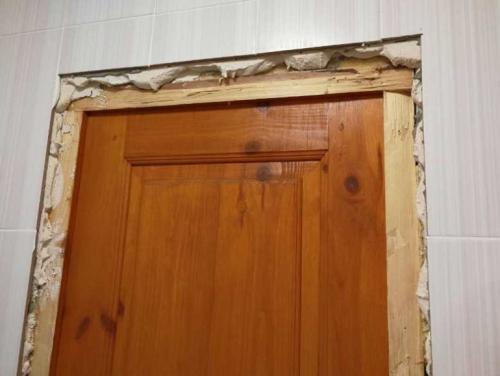 Установка наличников на неровные стены. Как установить дверные наличники если стены кривые