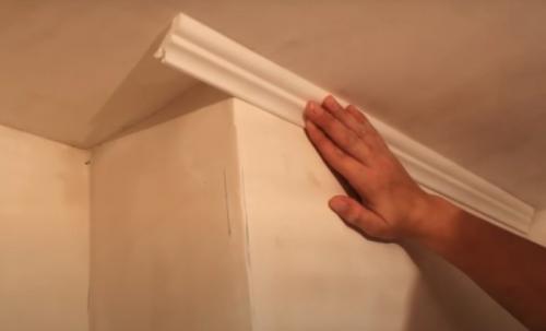 Как клеить потолочный плинтус в углах. Какие бывают плинтуса