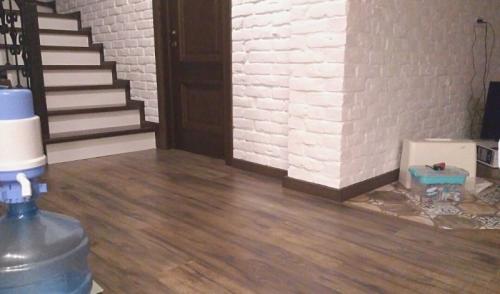 Как правильно подобрать плинтус для пола. Особенности выбора плинтуса под ламинат 07