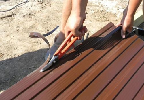 Чем обработать срез профнастила. Чем лучше закрыть острые торцы профнастила