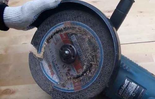 Как правильно пилить или резать болгаркой. Почему болгаркой нельзя резать от себя, и чем это грозит