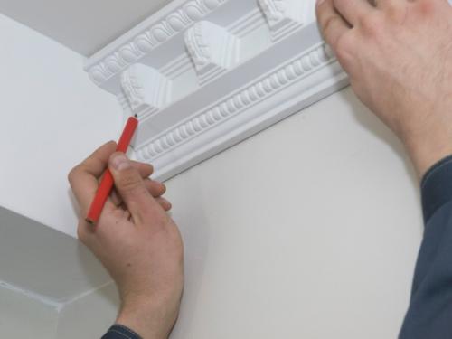 Как отрезать напольный плинтус под 45 градусов. Способы