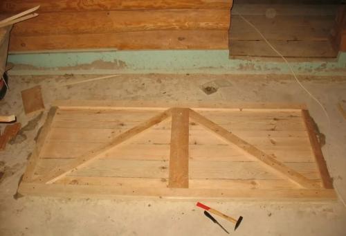 Как сделать дверную коробку из доски. Как можно сделать дверь из досок своими руками: подробная инструкция