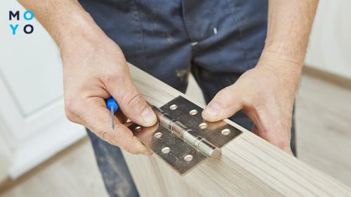 Установка межкомнатных дверей. Прикрепите петли