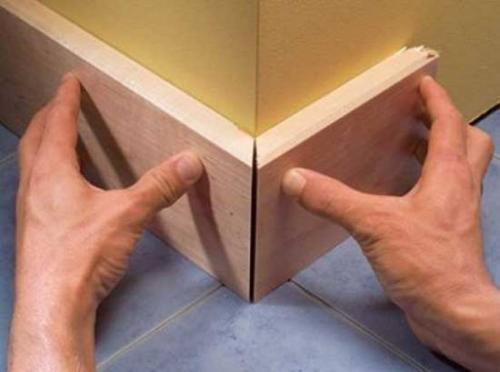 Как сделать углы на деревянный плинтус.  Как прирезать плинтус? 01