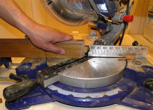 Как крепить деревянный плинтус к потолку. Отделка плинтуса