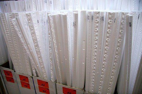 На какую шпаклевку клеить потолочный плинтус. Поэтапное описание