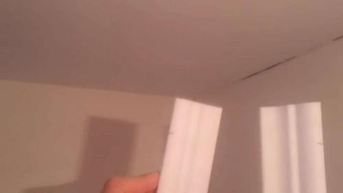 Как клеить потолочный плинтус в углах без стусла. Пошаговая инструкция подгонки плинтуса (внутренний угол)