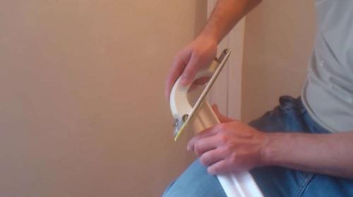 Как клеить потолочный плинтус в углах без стусла. Пошаговая инструкция подгонки плинтуса (внутренний угол)