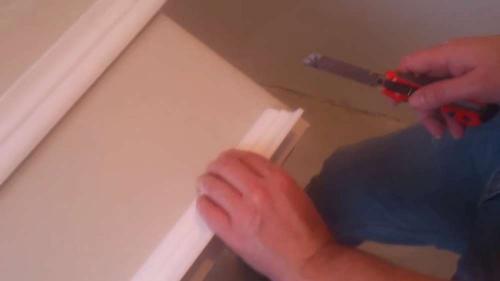Как клеить потолочный плинтус в углах без стусла. Пошаговая инструкция подгонки плинтуса (внутренний угол)