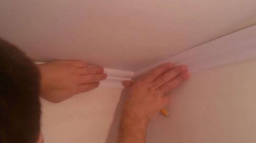 Как клеить потолочный плинтус в углах без стусла. Пошаговая инструкция подгонки плинтуса (внутренний угол)