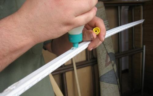 Чем клеить потолочный плинтус на обои. Как клеить потолочный плинтус на обои