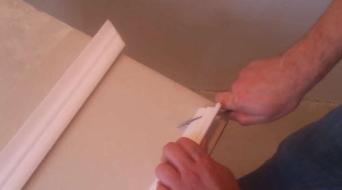 Как клеить потолочный плинтус в углах без стусла. Пошаговая инструкция подгонки плинтуса (внутренний угол)