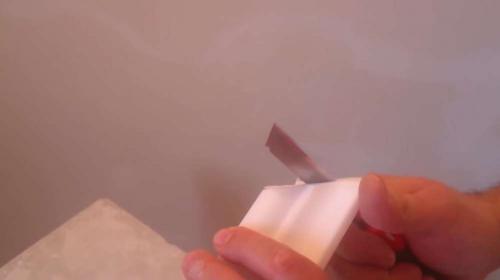 Как клеить потолочный плинтус в углах без стусла. Пошаговая инструкция подгонки плинтуса (внутренний угол)