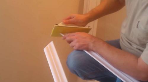 Как клеить потолочный плинтус в углах без стусла. Пошаговая инструкция подгонки плинтуса (внутренний угол)