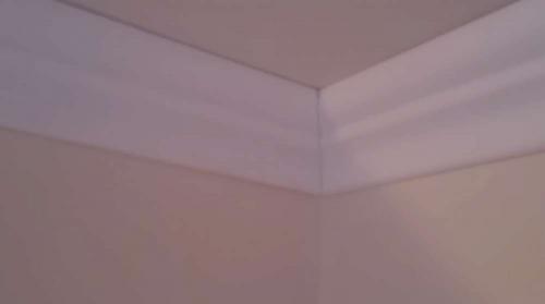 Как клеить потолочный плинтус в углах без стусла. Пошаговая инструкция подгонки плинтуса (внутренний угол)