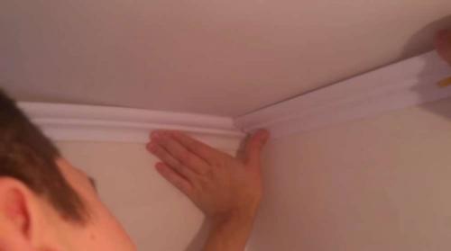 Как клеить потолочный плинтус в углах без стусла. Пошаговая инструкция подгонки плинтуса (внутренний угол)