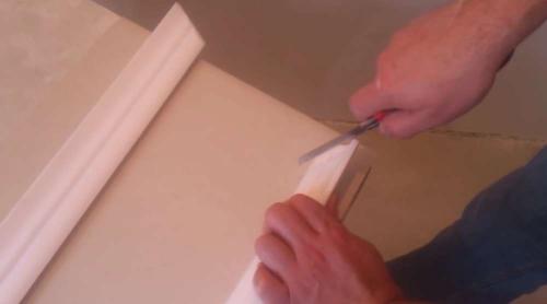 Как клеить потолочный плинтус в углах без стусла. Пошаговая инструкция подгонки плинтуса (внутренний угол)