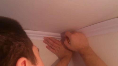 Как клеить потолочный плинтус в углах без стусла. Пошаговая инструкция подгонки плинтуса (внутренний угол)