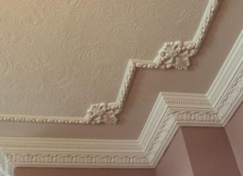 Чем клеить потолочный плинтус на обои. Как приклеить потолочный плинтус на обои – пошаговая инструкция