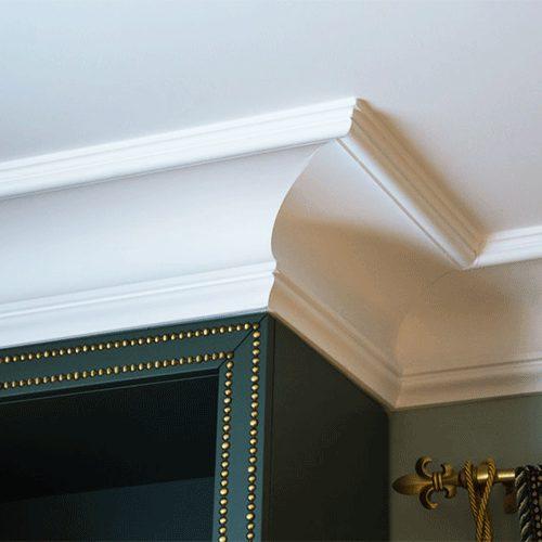 Как клеить потолочный плинтус на кривые стены. Когда клеить – до отделки стен или после?