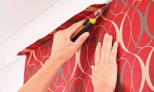 Можно ли клеить потолочный плинтус на обои. Когда нужно клеить потолочный плинтус