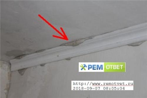 Напольный плинтус до или после обоев. Что сначала красить плинтуса (потолочные, напольные) или клеить обои, как правильно?