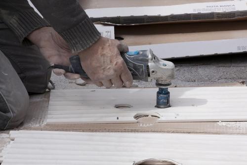 Как пилить плитку болгаркой без сколов. Можно ли резать керамогранит болгаркой 04