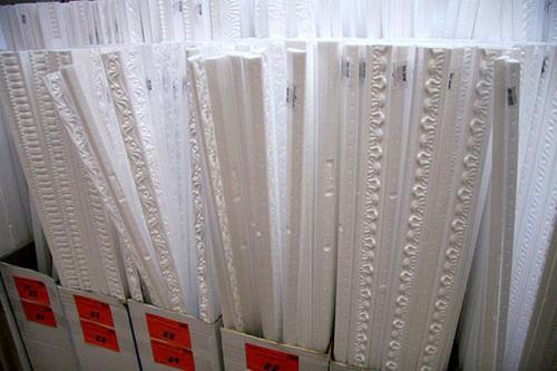 Как самостоятельно клеить плинтуса потолочные. Виды потолочных плинтусов