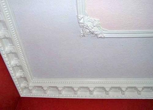 Как самостоятельно клеить плинтуса потолочные. Виды потолочных плинтусов 03