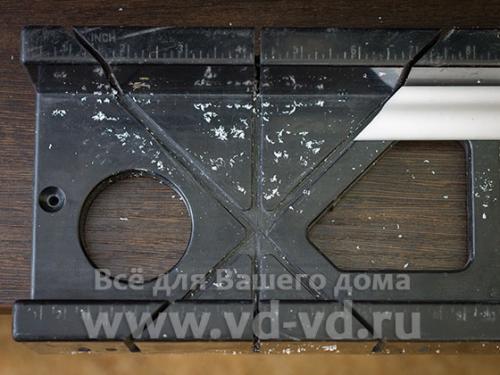 Как использовать стусло для потолочных плинтусов. Как резать потолочный плинтус 09
