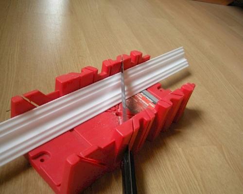 Как использовать стусло для потолочных плинтусов. Как резать потолочный плинтус 27