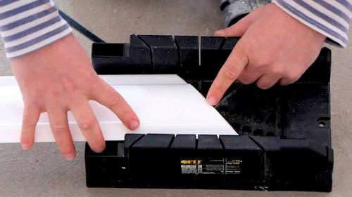 Как использовать стусло для потолочных плинтусов. Как резать потолочный плинтус 21