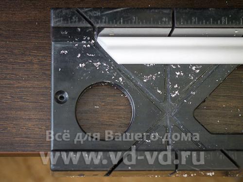 Как использовать стусло для потолочных плинтусов. Как резать потолочный плинтус 06