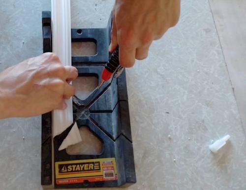 Как использовать стусло для потолочных плинтусов. Как резать потолочный плинтус 26