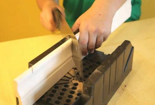 Как использовать стусло для потолочных плинтусов. Как резать потолочный плинтус 22