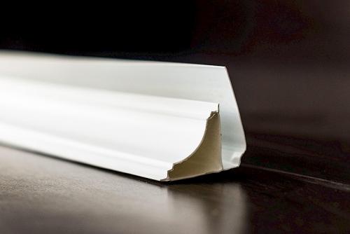 Как использовать стусло для потолочных плинтусов. Как резать потолочный плинтус 30