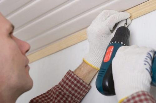 Как использовать стусло для потолочных плинтусов. Как резать потолочный плинтус 29