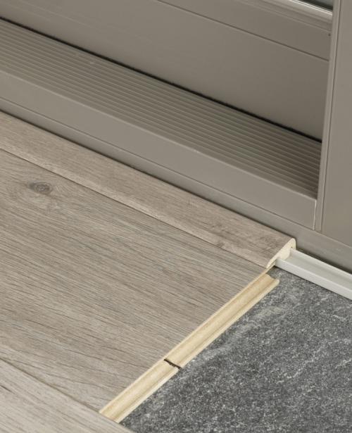 Планка вместо плинтуса. Как оформляют примыкание пола к стене без плинтусов
